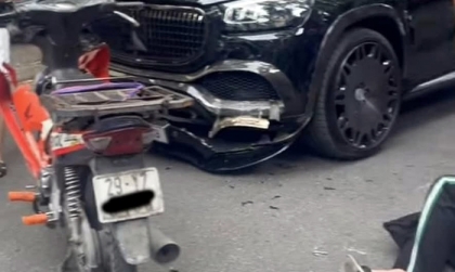 Ảnh TNGT: Đâm vào Mercedes-Maybach GLS, thanh niên đi xe máy ngất lâm sàng