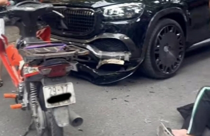Ảnh TNGT: Đâm vào Mercedes-Maybach GLS, thanh niên đi xe máy ngất lâm sàng