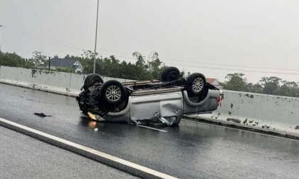 Clip TNGT: Toyota Hilux lật ngửa trên cao tốc nghi mất lái ở tốc độ cao.