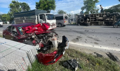 Ảnh TNGT: Mazda3 đâm lật xe tải, biến dạng đầu xe