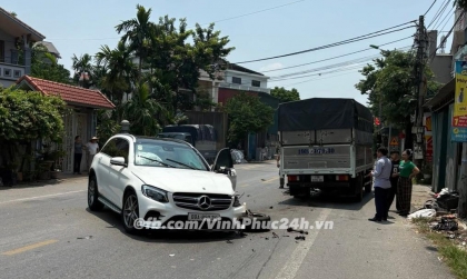 Ảnh TNGT: Mercedes-Benz GLC văng bánh xe ra ngoài trong một tình huống đối đầu xe tải