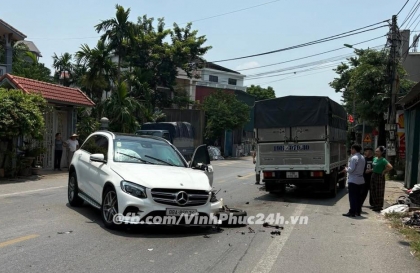 Ảnh TNGT: Mercedes-Benz GLC văng bánh xe ra ngoài trong một tình huống đối đầu xe tải