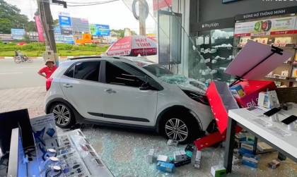 Ảnh TNGT: Mất kiểm soát, KIA Morning lao lên vỉa hè, đâm thẳng vào cửa hàng điện thoại