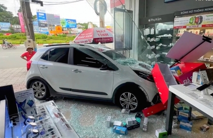 Ảnh TNGT: Mất kiểm soát, KIA Morning lao lên vỉa hè, đâm thẳng vào cửa hàng điện thoại