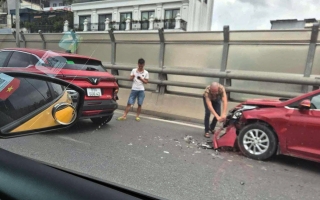 Ảnh TNGT: Không làm chủ tốc độ, Hyundai Accent ăn đủ khi húc vào đuôi VinFast VF 6