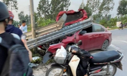 Ảnh TNGT: Những hình ảnh kinh hoàng khi KIA K3 lao thẳng vào hộ lan với tốc độ lớn