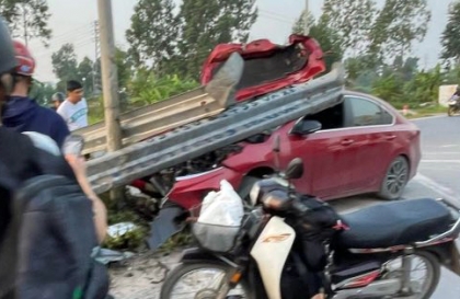 Ảnh TNGT: Những hình ảnh kinh hoàng khi KIA K3 lao thẳng vào hộ lan với tốc độ lớn