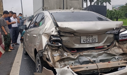 Clip TNGT: Toyota Vios biến dạng giữa hai xe tải trong một tai nạn liên hoàn