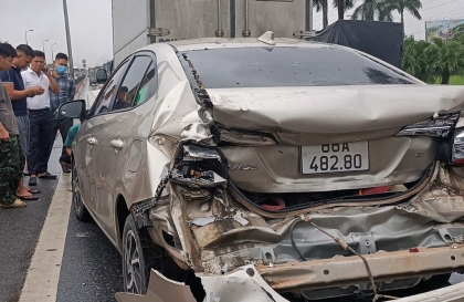 Clip TNGT: Toyota Vios biến dạng giữa hai xe tải trong một tai nạn liên hoàn