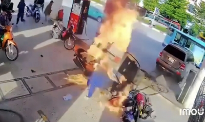 Clip TNGT: Mercedes-Benz ML gây hoả hoạn khi lùi đổ trụ bơm xăng