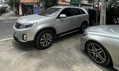 Ý thức giao thông: Chơi trò Dê qua cầu, Mercedes-Benz E-class kèn cựa cùng KIA Sorento, cả hẻm chịu khổ