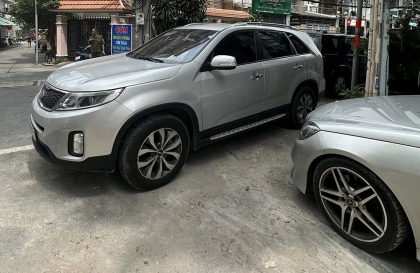 Ý thức giao thông: Chơi trò Dê qua cầu, Mercedes-Benz E-class kèn cựa cùng KIA Sorento, cả hẻm chịu khổ