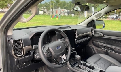 Ford Everest bị rung lắc khi đứng im đạp ga là bị gì?
