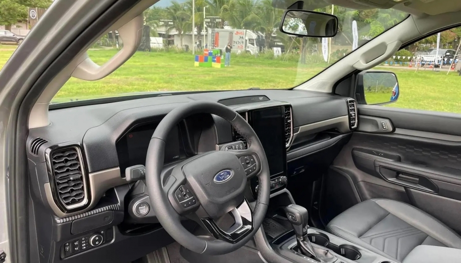 Ford Everest bị rung lắc khi đứng im đạp ga là bị gì?