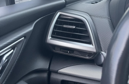 Chỗ táp lô xe Subaru Forester bị kêu lè vè khi nhấn ga là sao?