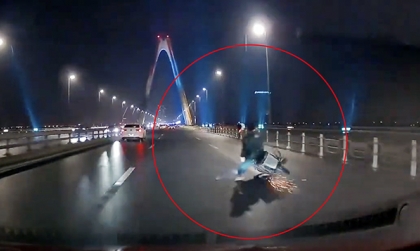 Clip TNGT: Xe máy đầu trần, đi vào làn ôtô, phóng tốc độ cao rồi tự ngã vì mất lái trên cầu Nhật Tân