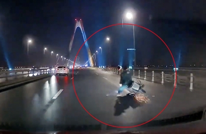 Clip TNGT: Xe máy đầu trần, đi vào làn ôtô, phóng tốc độ cao rồi tự ngã vì mất lái trên cầu Nhật Tân