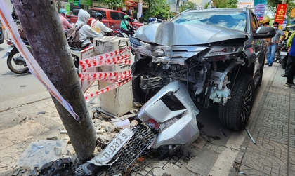 Ảnh TNGT: Mitsubishi Pajero Sport chở tiền đâm loạt xe máy, húc thẳng vào cột điện