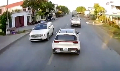 Clip TNGT: Chủ nhân đoạn clip nhận gạch đá tới tấp vì tình huống va chạm