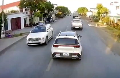 Clip TNGT: Chủ nhân đoạn clip nhận gạch đá tới tấp vì tình huống va chạm