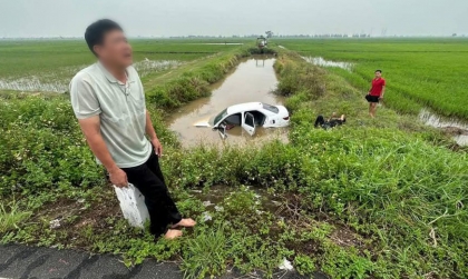 Ảnh TNGT: Mất lái, tài xế cho Toyota Vios lao thẳng xuống mương