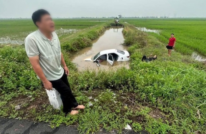 Ảnh TNGT: Mất lái, tài xế cho Toyota Vios lao thẳng xuống mương