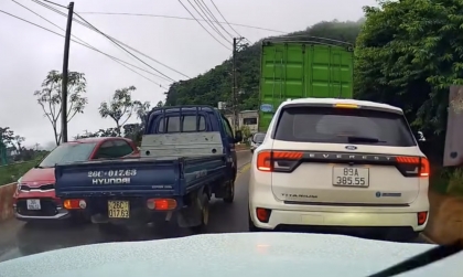  Ý thức giao thông: Tài xế xe loi choi lấn làn bất kể đường đèo góc khuất 