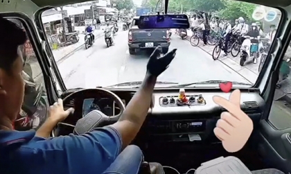 Ý thức giao thông: Điểm 10 chất lượng cho bác tài văn minh