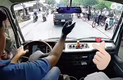 Ý thức giao thông: Điểm 10 chất lượng cho bác tài văn minh