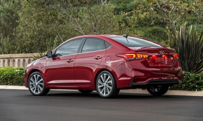 Sao xe Hyundai Accent có tiếng lọc cọc khi vào chỗ xóc?