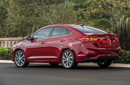 Sao xe Hyundai Accent có tiếng lọc cọc khi vào chỗ xóc?