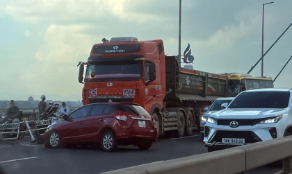 Ảnh TNGT: Toyota Yaris bị đâm quay ngược trên cầu Nhật Tân, nghi vượt đúng điểm mù xe tải