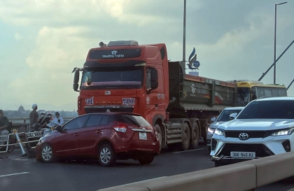 Ảnh TNGT: Toyota Yaris bị đâm quay ngược trên cầu Nhật Tân, nghi vượt đúng điểm mù xe tải
