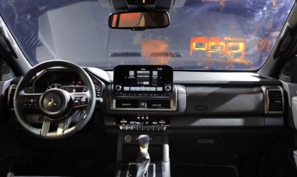 Vì sao xe Triton đi số lùi bị giật thế ạ?