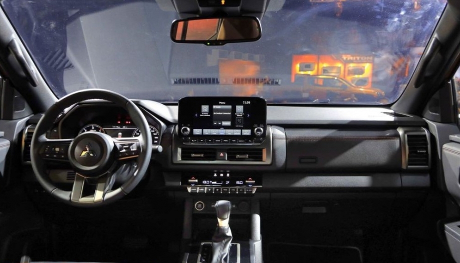 Vì sao xe Triton đi số lùi bị giật thế ạ?