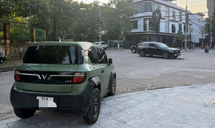 Ảnh TNGT: Va chạm với Mercedes-Benz GLC, VinFast VF 3 bắn lên vỉa hè