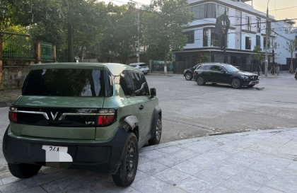 Ảnh TNGT: Va chạm với Mercedes-Benz GLC, VinFast VF 3 bắn lên vỉa hè