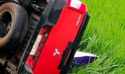 Ảnh TNGT: Mitsubishi Triton lật nghiêng dưới ruộng vì tài xế mất kiểm soát tốc độ