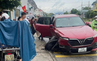 Ảnh TNGT: VinFast Lux SA gục bánh trước sau cú đâm vào Ford Everest đỗ ven đường