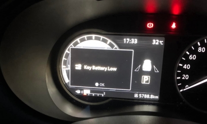 Đồng hồ xe Nissan Almera báo thế này có phải hết pin chìa khóa
