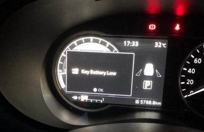 Đồng hồ xe Nissan Almera báo thế này có phải hết pin chìa khóa