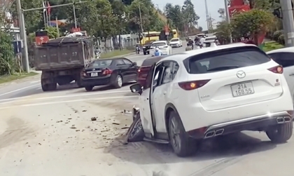 Tan hoang - Mazda CX-5 nát bét sau đầu xe sau cú đâm xe tải khi qua ngã tư