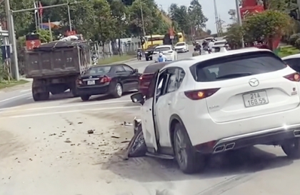 Tan hoang - Mazda CX-5 nát bét sau đầu xe sau cú đâm xe tải khi qua ngã tư