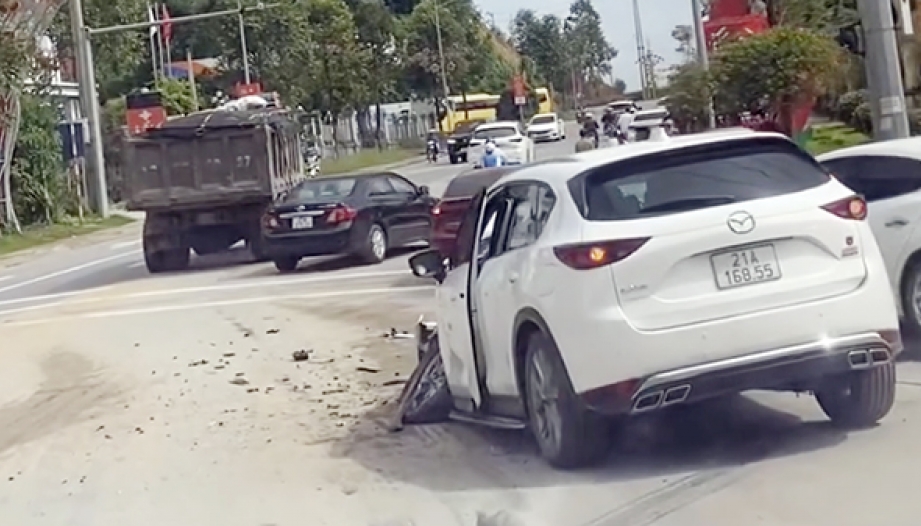 Tan hoang - Mazda CX-5 nát bét sau đầu xe sau cú đâm xe tải khi qua ngã tư