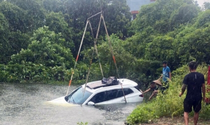 Ảnh TNGT: Cuống cuồng chạy bão, tài xế Ford Territory lao thẳng xe xuống ao