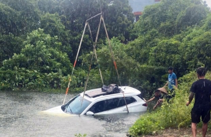 Ảnh TNGT: Cuống cuồng chạy bão, tài xế Ford Territory lao thẳng xe xuống ao