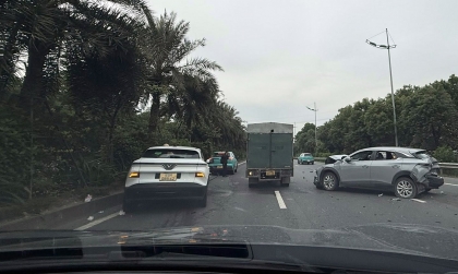 Hà Nội: Tai nạn liên hoàn với 3 xe VinFast trên đại lộ Võ Nguyễn Giáp
