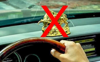 Kinh nghiệm lái xe: Hãy từ bỏ ý định để đồ trên táp-lô - Hiểm hoạ từ những vật dụng để trên ô tô