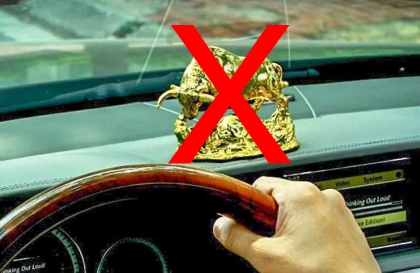 Kinh nghiệm lái xe: Hãy từ bỏ ý định để đồ trên táp-lô - Hiểm hoạ từ những vật dụng để trên ô tô