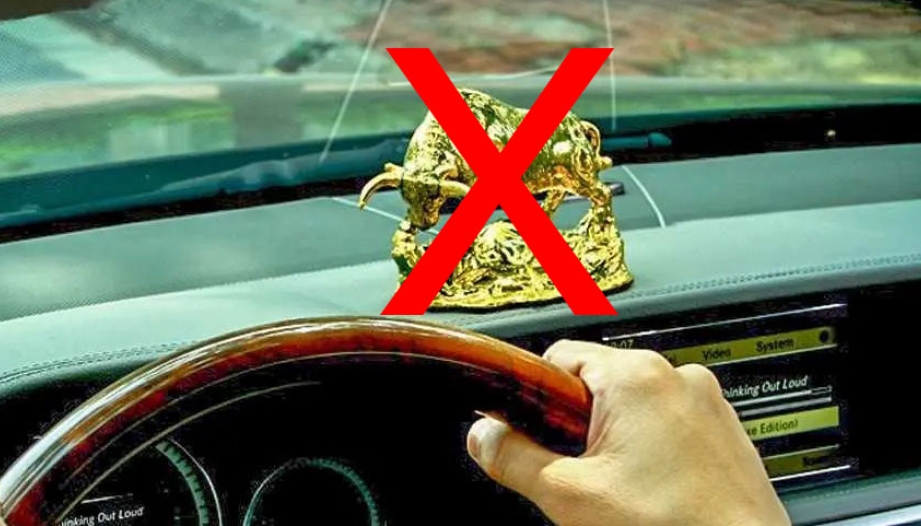 Kinh nghiệm lái xe: Hãy từ bỏ ý định để đồ trên táp-lô - Hiểm hoạ từ những vật dụng để trên ô tô